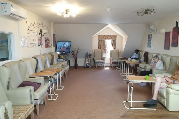 Moreland House Care Home rehabilitation & mobility support in gardens, Hornchurch, Essex